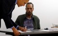 Tổng thống Obama ký tên khi đến điểm bỏ phiếu. Ảnh nguoiduatin.vn