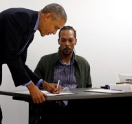 Tổng thống Obama ký tên khi đến điểm bỏ phiếu. Ảnh nguoiduatin.vn