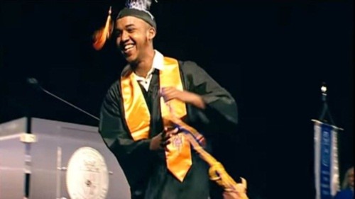 Abdul Razak Ali Artan trong bức ảnh tốt nghiệp trường Columbus State Community College năm 2016