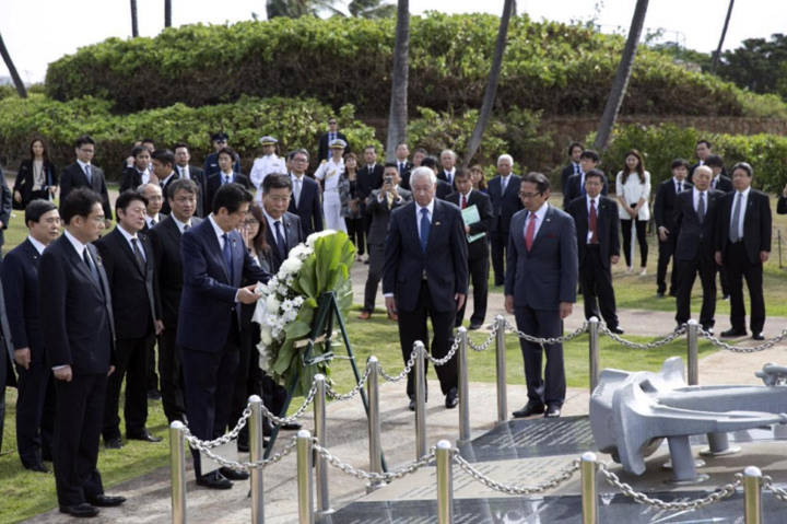 Kết quả hình ảnh cho Thủ tướng Nhật thăm đài tưởng niệm Hawaii trước khi tới Trân Châu Cảng