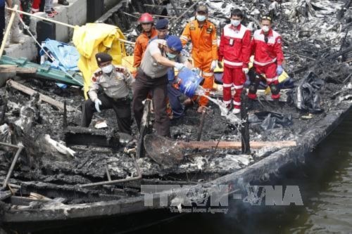 Kết quả hình ảnh cho Indonesia: Cháy tàu chở khách, ít nhất 23 người chết