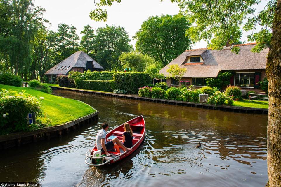 Despite the busy action on the canals, the aquatic area is said to be very quiet and peaceful, thanks to the lack of cars