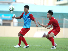 Thi đấu quá nhiều ở V-League mùa này cũng khiến Hà Đức Chinh (trái) không đạt được thể lực tốt nhất