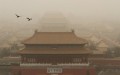 Quảng trường Thiên An Môn chìm trong bão cát. (Ảnh: Imaginechina/REX/Shutterstock)