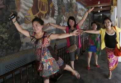 Du khách Trung Quốc tạo dáng chụp hình bên trong Grand Palace ở Bangkok, ngày 24 tháng 5 năm 2014. Ảnh datviet.com