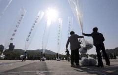 Hàn Quốc thả bóng bay mang thông điệp lên án Kim Jong-un sang Triều Tiên, mong người dân Triều Tiên biết sự thật. (Ảnh: Reuters)