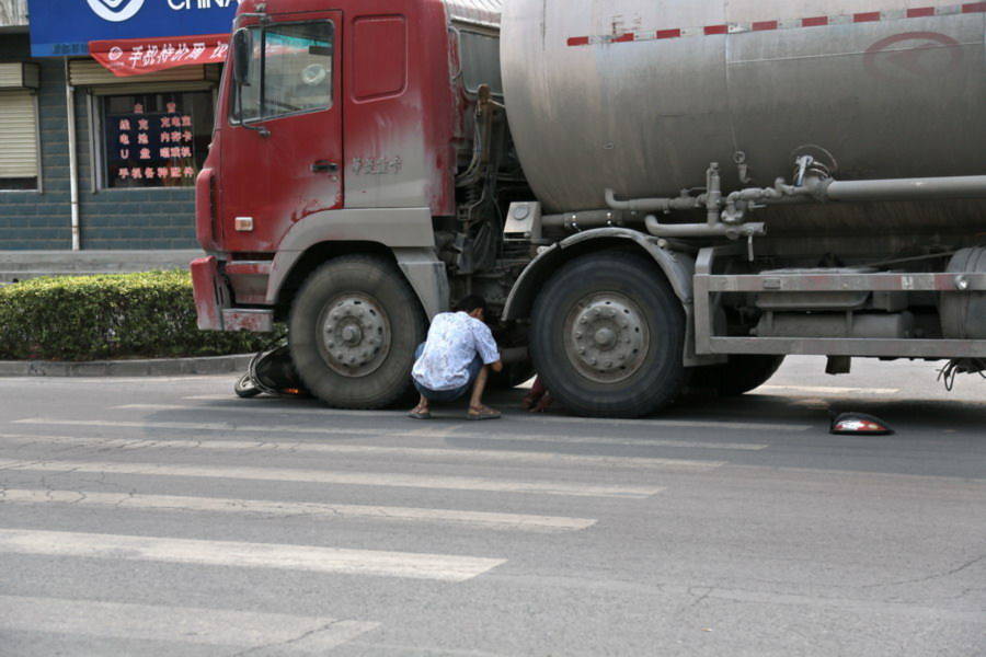 Cô gái dưới gầm xe liên tục kêu đau và xin "đừng cán chết tôi".