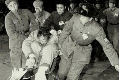 Hình ảnh cựu Tổng tham mưu trưởng La Thụy Khanh trong thời đầu Cách mạng Văn hóa, sau khi ông nhảy lầu tự tử đã bị gãy chân, nhưng Hồng vệ binh vẫn ném ông vào trong cái sọt rồi khiêng đến hiện trường đấu tố. Sự kiện ngày 04/1/1967 (Ảnh tư liệu lịch sử)