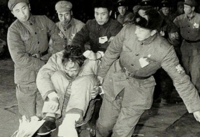 Hình ảnh cựu Tổng tham mưu trưởng La Thụy Khanh trong thời đầu Cách mạng Văn hóa, sau khi ông nhảy lầu tự tử đã bị gãy chân, nhưng Hồng vệ binh vẫn ném ông vào trong cái sọt rồi khiêng đến hiện trường đấu tố. Sự kiện ngày 04/1/1967 (Ảnh tư liệu lịch sử)