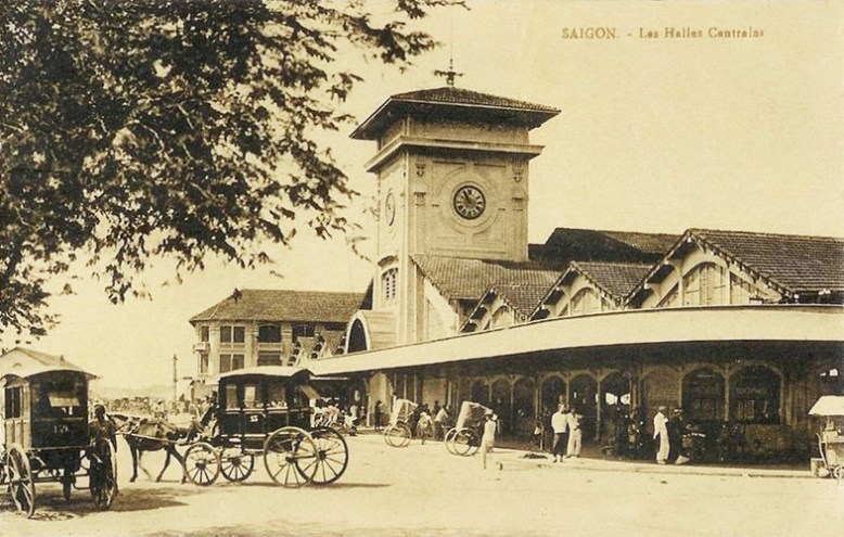 Xe ngựa bốn bánh – phương tiện đi lại của người giàu ở Sài Gòn thuộc địa – trước Chợ Bến Thành năm 1921. (Ảnh từ ilovesaigon.net)