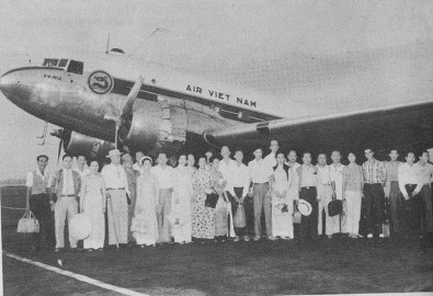 Phi cơ Air Vietnam Douglas DC-3 và những hành khách, 1961.