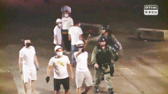 Người dân Hồng Kông đã chụp được ảnh cảnh sát và nhóm người mặc áo trắng từng đánh đập người biểu tình đi cùng với nhau. (Ảnh: Twitter)