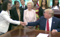 Ông Trump bắt tay với bà Trương Ngọc Hoa tại buổi gặp gỡ. (Ảnh: The White House)