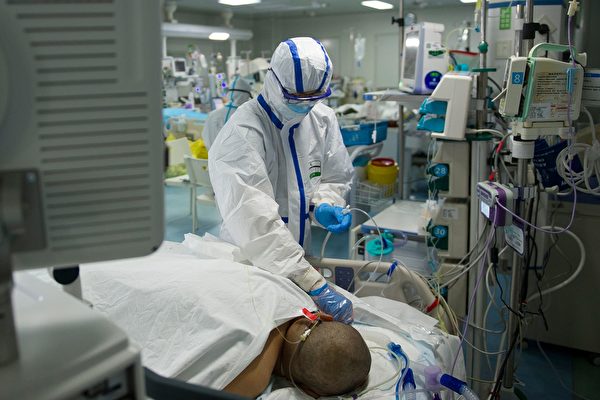 Hình chụp một y tá đang kiểm tra sức khỏe cho bệnh nhân mắc phải virus Trung cộng (viêm phổi Vũ Hán) trong phòng cấp cứu tại một bệnh viện ở Vũ Hán vào ngày 22/02/2020. (Photo by STR/AFP via Getty Images)
