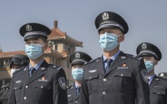 Cảnh sát Trung Quốc đeo khẩu trang ở nhà ga Bắc Kinh ngày 4/4/2020. (Ảnh: Kevin Frayer/Getty Images)