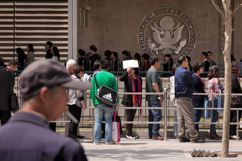 Người dân xếp hàng bên ngoài khu vực thị thực của Đại sứ quán Mỹ tại Bắc Kinh ngày 27/4/2012. (Ảnh qua Getty Images)