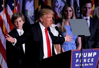 Ứng cử viên tổng thống đảng Cộng hòa Donald Trump phát biểu với những người ủng hộ tại cuộc biểu tình đêm bầu cử ở Manhattan, New York, Hoa Kỳ, ngày 9/11/2016. (Ảnh qua CBS News)