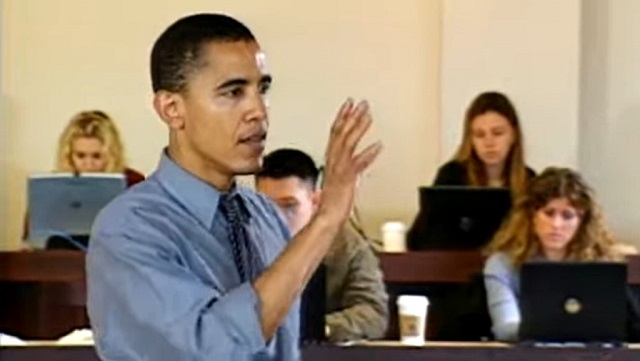 Hồ sơ "chính trị gia" của Obama hoàn toàn trống tuếch. Hành trình từ Đại học Columbia đến vị trí Biên tập viên Tạp chí Luật Harvard và tạm bằng lòng trong vai trò giảng viên ĐH Chicago, Obama chỉ loanh quanh với các ấn phẩm học thuật và những bài lý thuyết suông. (Ảnh chụp video)