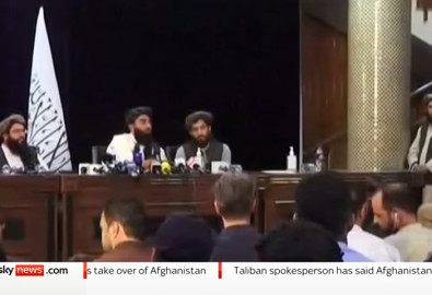 Đại diện Taliban trong cuộc họp báo đầu tiên. Ảnh từ youtube, kênh Sky news