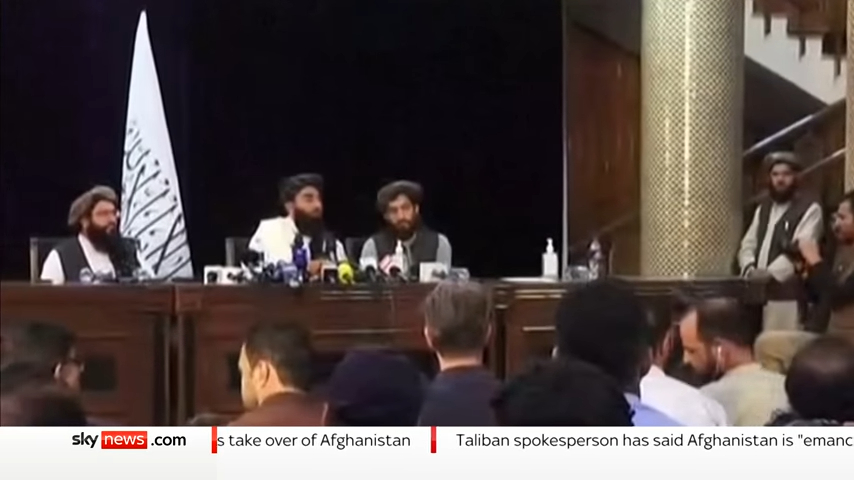Đại diện Taliban trong cuộc họp báo đầu tiên. Ảnh từ youtube, kênh Sky news
