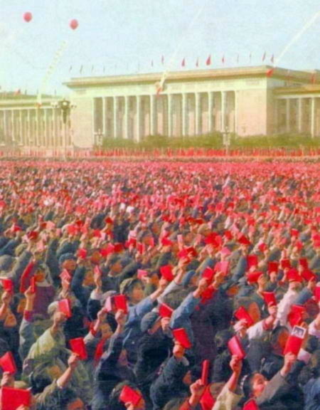 “Biển đỏ” khủng bố trên quảng trường Thiên An Môn thờ cách mạng văn hóa. Ảnh: zhengjian.org