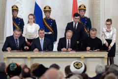 Tổng thống Nga Putin ký hiệp ước gia nhập với các lãnh đạo Crimea năm 2014. (Ảnh wikipedia/ CC BY SA 4.0)