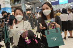 Khách Trung Quốc đến sân bay Suvarnabhumi ở Samut Prakan (Thái Lan) hôm 9-1 sau khi Trung Quốc dỡ bỏ lệnh cấm du lịch nước ngoài. Ảnh: Xinhua