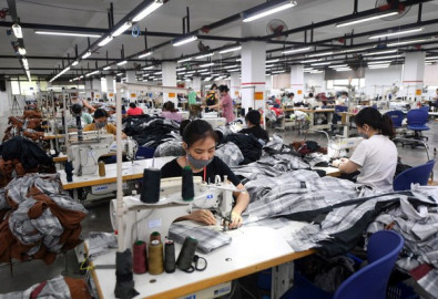Công nhân đang làm việc tại một nhà máy may quần áo bảo hộ. Ảnh: RFA
