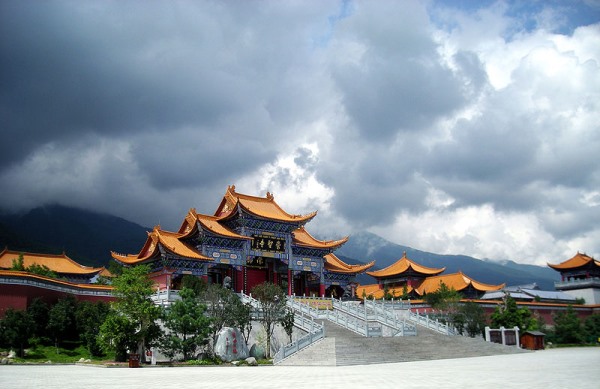Lối vào Sùng Thánh tự – ngôi chùa lớn nhất Trung Quốc. (Ảnh: Zhangzhugang, Wikipedia, CC BY-SA 3.0)