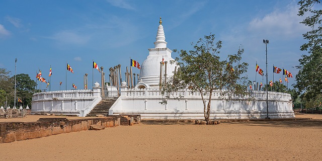 Bảo tháp Thuparamaya ở Anuradhapura, Sri Lanka. (Ảnh: A.Savin, Wikipedia)