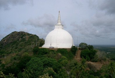 Tháp Stupa trên núi Mihintale. (Ảnh: Sampath, Wikipedia, CC BY-SA 3.0)
