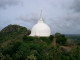 Tháp Stupa trên núi Mihintale. (Ảnh: Sampath, Wikipedia, CC BY-SA 3.0)
